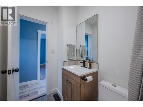 bathroom - 6470 Hollow Street, Oliver, BC - Indoor Photo Showing Bathroom