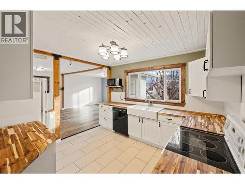 Kitchen - 6470 Hollow Street, Oliver, BC - Indoor Photo Showing Kitchen