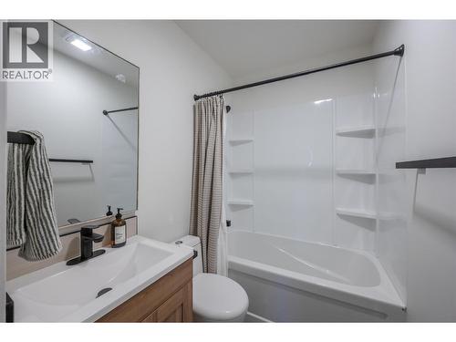 Bathroom - 6470 Hollow Street, Oliver, BC - Indoor Photo Showing Bathroom