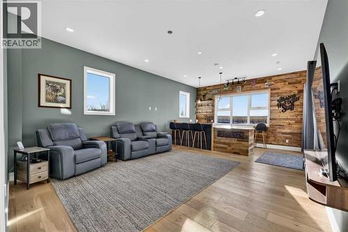 402017 23 Street W, Rural Foothills County, AB - Indoor Photo Showing Living Room