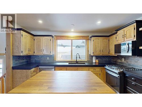 958 Galbraith Drive, Elkford, BC - Indoor Photo Showing Kitchen