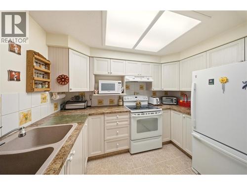 1965 Durnin Road Unit# 116, Kelowna, BC - Indoor Photo Showing Kitchen With Double Sink