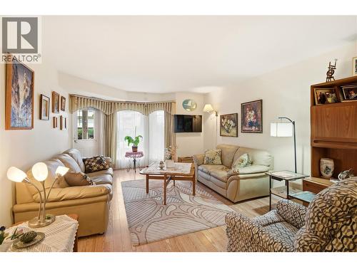 1965 Durnin Road Unit# 116, Kelowna, BC - Indoor Photo Showing Living Room