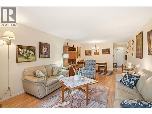 1965 Durnin Road Unit# 116, Kelowna, BC - Indoor Photo Showing Living Room