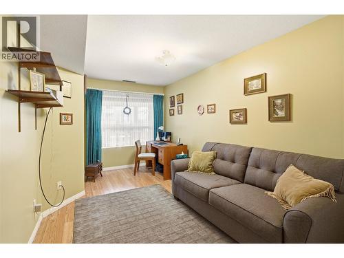 1965 Durnin Road Unit# 116, Kelowna, BC - Indoor Photo Showing Living Room