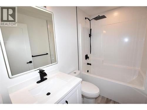 main bath - 592 Nighthawk Avenue, Vernon, BC - Indoor Photo Showing Bathroom
