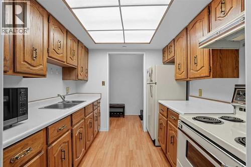 109, 3730 50 Street Nw, Calgary, AB - Indoor Photo Showing Kitchen With Double Sink