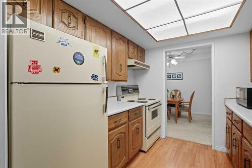 109, 3730 50 Street Nw, Calgary, AB - Indoor Photo Showing Kitchen
