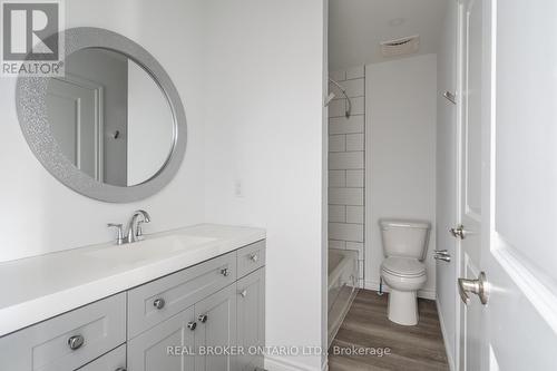 16 West Avenue S, Hamilton, ON - Indoor Photo Showing Bathroom