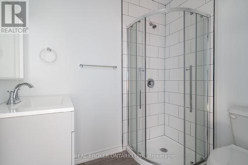 16 West Avenue S, Hamilton, ON - Indoor Photo Showing Bathroom