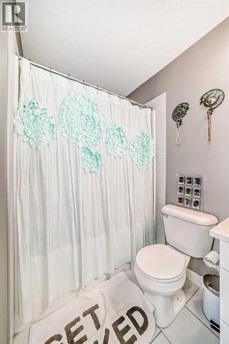 105 Mckenzie Towne Square Se, Calgary, AB - Indoor Photo Showing Bathroom