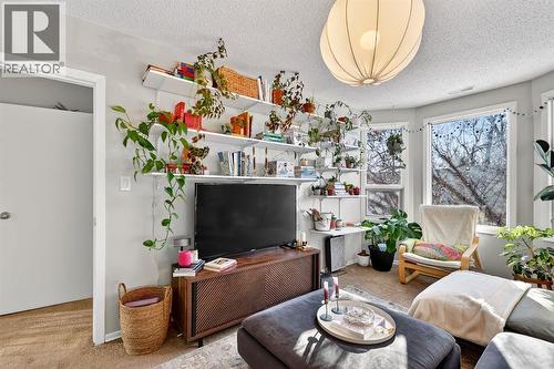 1004 20 Avenue Se, Calgary, AB - Indoor Photo Showing Living Room