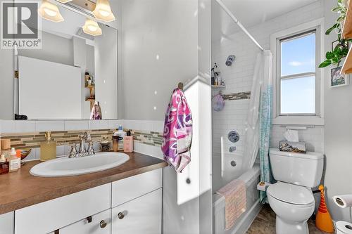 1004 20 Avenue Se, Calgary, AB - Indoor Photo Showing Bathroom