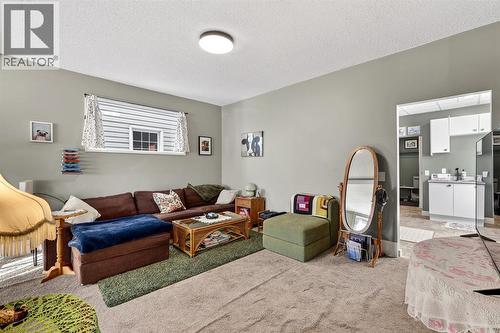 1004 20 Avenue Se, Calgary, AB - Indoor Photo Showing Living Room