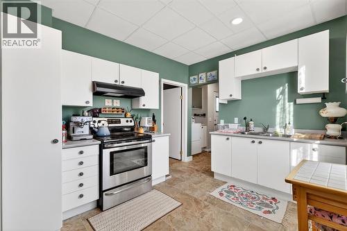 1004 20 Avenue Se, Calgary, AB - Indoor Photo Showing Kitchen With Double Sink