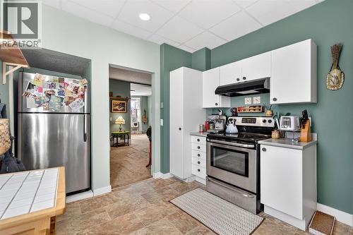 1004 20 Avenue Se, Calgary, AB - Indoor Photo Showing Kitchen
