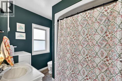 1004 20 Avenue Se, Calgary, AB - Indoor Photo Showing Bathroom