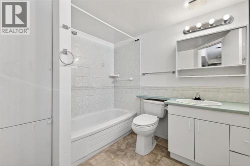 1004 20 Avenue Se, Calgary, AB - Indoor Photo Showing Bathroom