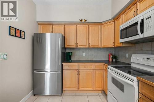 2207, 1888 Signature Park Sw, Calgary, AB - Indoor Photo Showing Kitchen