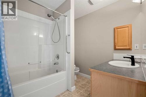 2207, 1888 Signature Park Sw, Calgary, AB - Indoor Photo Showing Bathroom