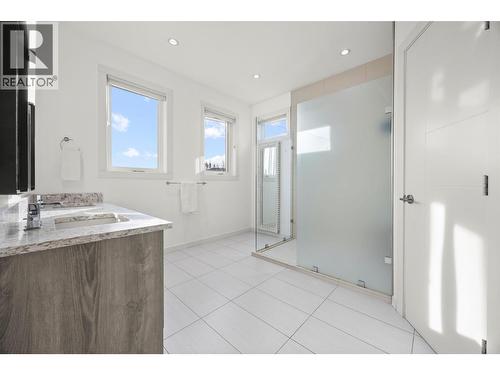 1818 Peak Point Court Unit# 16, West Kelowna, BC - Indoor Photo Showing Bathroom