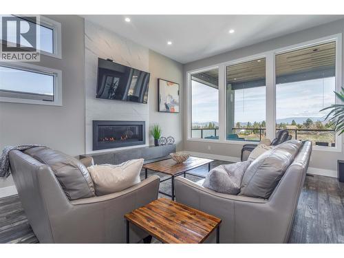 1648 Fawn Run Drive, Kelowna, BC - Indoor Photo Showing Living Room With Fireplace