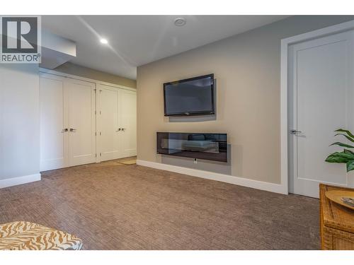 1648 Fawn Run Drive, Kelowna, BC - Indoor With Fireplace