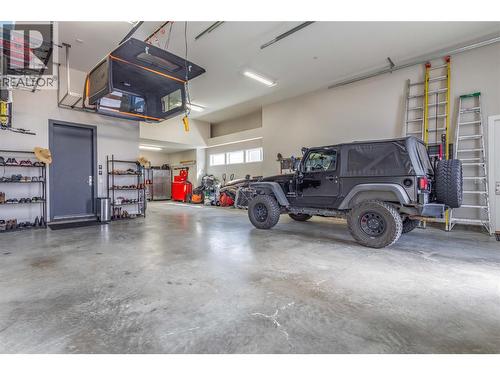 1648 Fawn Run Drive, Kelowna, BC - Indoor Photo Showing Garage