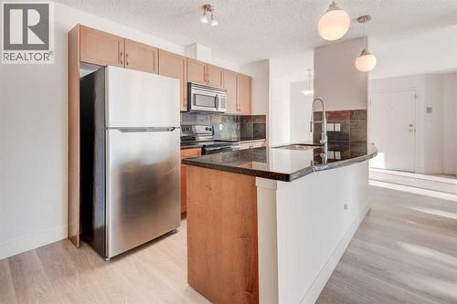 1, 101 Village Heights Sw, Calgary, AB - Indoor Photo Showing Kitchen