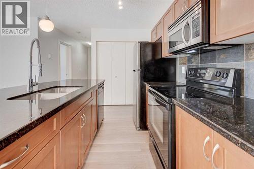 1, 101 Village Heights Sw, Calgary, AB - Indoor Photo Showing Kitchen With Double Sink
