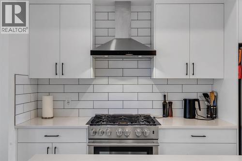 213 Greenbriar Common Nw, Calgary, AB - Indoor Photo Showing Kitchen With Upgraded Kitchen