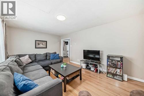 49 Poplar Crescent, Springbrook, AB - Indoor Photo Showing Living Room