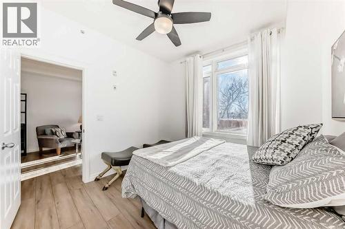 3217, 24 Hemlock Crescent Sw, Calgary, AB - Indoor Photo Showing Bedroom