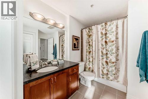 3217, 24 Hemlock Crescent Sw, Calgary, AB - Indoor Photo Showing Bathroom