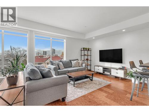 1933 Ambrosi Road Unit# 311, Kelowna, BC - Indoor Photo Showing Living Room