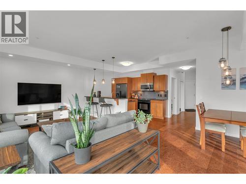 1933 Ambrosi Road Unit# 311, Kelowna, BC - Indoor Photo Showing Living Room