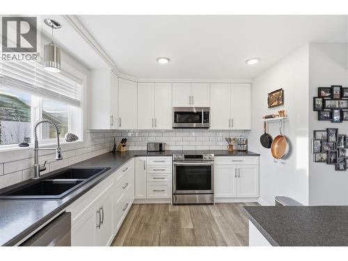 146 Aspen Street, Kamloops, BC - Indoor Photo Showing Kitchen With Double Sink With Upgraded Kitchen