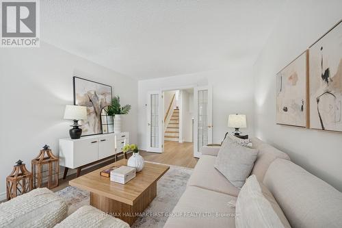 957 Timmins Gardens, Pickering, ON - Indoor Photo Showing Living Room
