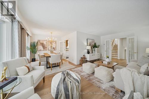 957 Timmins Gardens, Pickering, ON - Indoor Photo Showing Living Room
