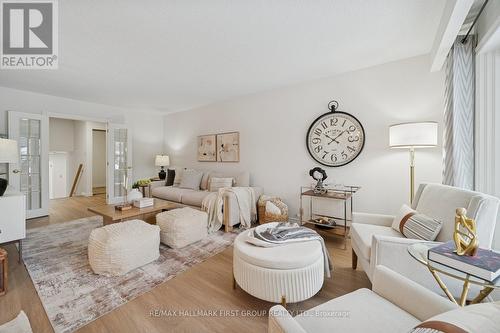 957 Timmins Gardens, Pickering, ON - Indoor Photo Showing Living Room