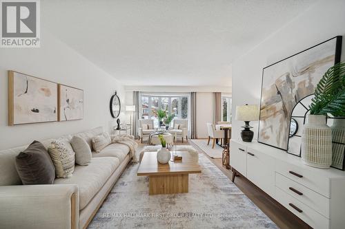 957 Timmins Gardens, Pickering, ON - Indoor Photo Showing Living Room