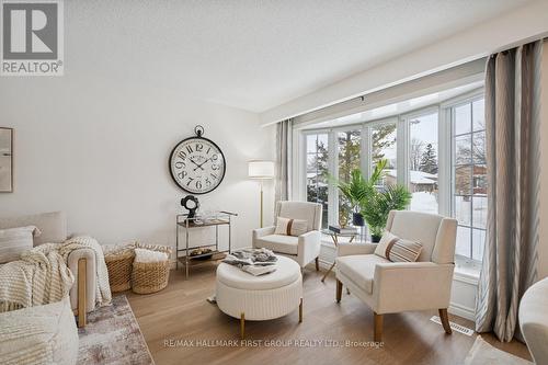 957 Timmins Gardens, Pickering, ON - Indoor Photo Showing Living Room
