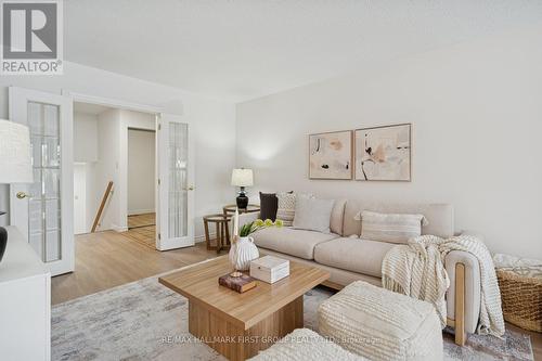 957 Timmins Gardens, Pickering, ON - Indoor Photo Showing Living Room