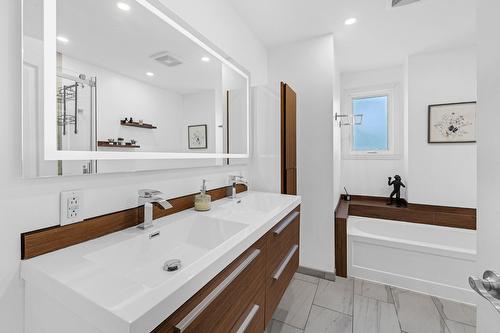 Bathroom - 3075 Rue Michaud, Brossard, QC - Indoor Photo Showing Bathroom