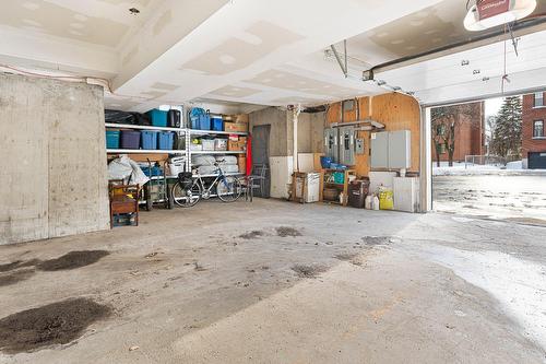 Garage - 5456 Place Grovehill, Montréal (Côte-Des-Neiges/Notre-Dame-De-Grâce), QC - Indoor Photo Showing Garage