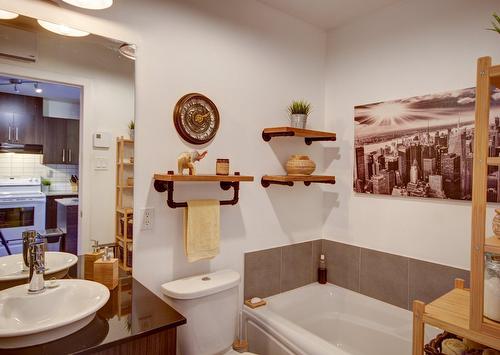 Bathroom - 1-9684 Av. Péloquin, Montréal (Ahuntsic-Cartierville), QC - Indoor Photo Showing Bathroom