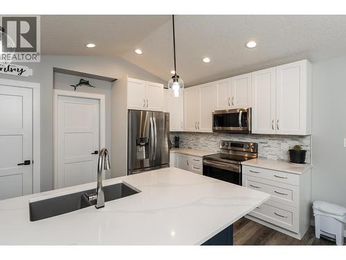 5488 Venta Drive, Prince George, BC - Indoor Photo Showing Kitchen With Double Sink With Upgraded Kitchen