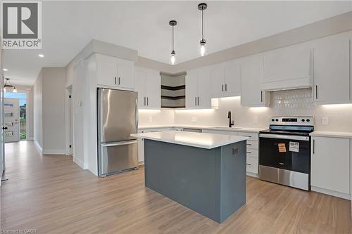 24 Moon Crescent, Cambridge, ON - Indoor Photo Showing Kitchen With Upgraded Kitchen