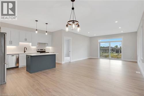 24 Moon Crescent, Cambridge, ON - Indoor Photo Showing Kitchen With Upgraded Kitchen