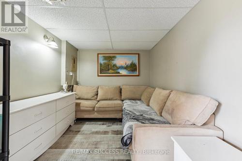82 Lynden Circle, Halton Hills, ON - Indoor Photo Showing Living Room
